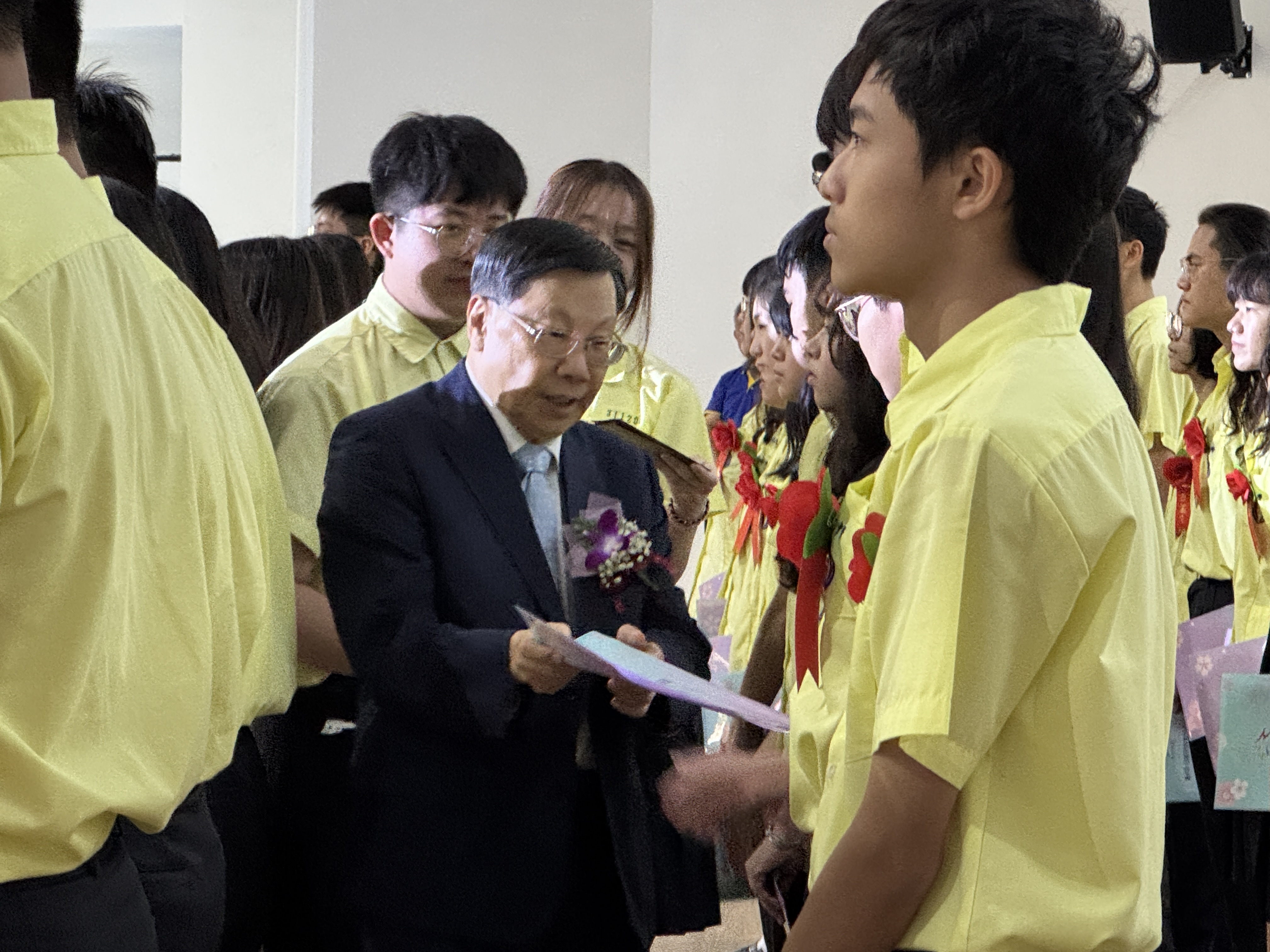 亞大校長蔡進發(中)受邀出席弘文中學畢業典禮，頒獎給畢業生。