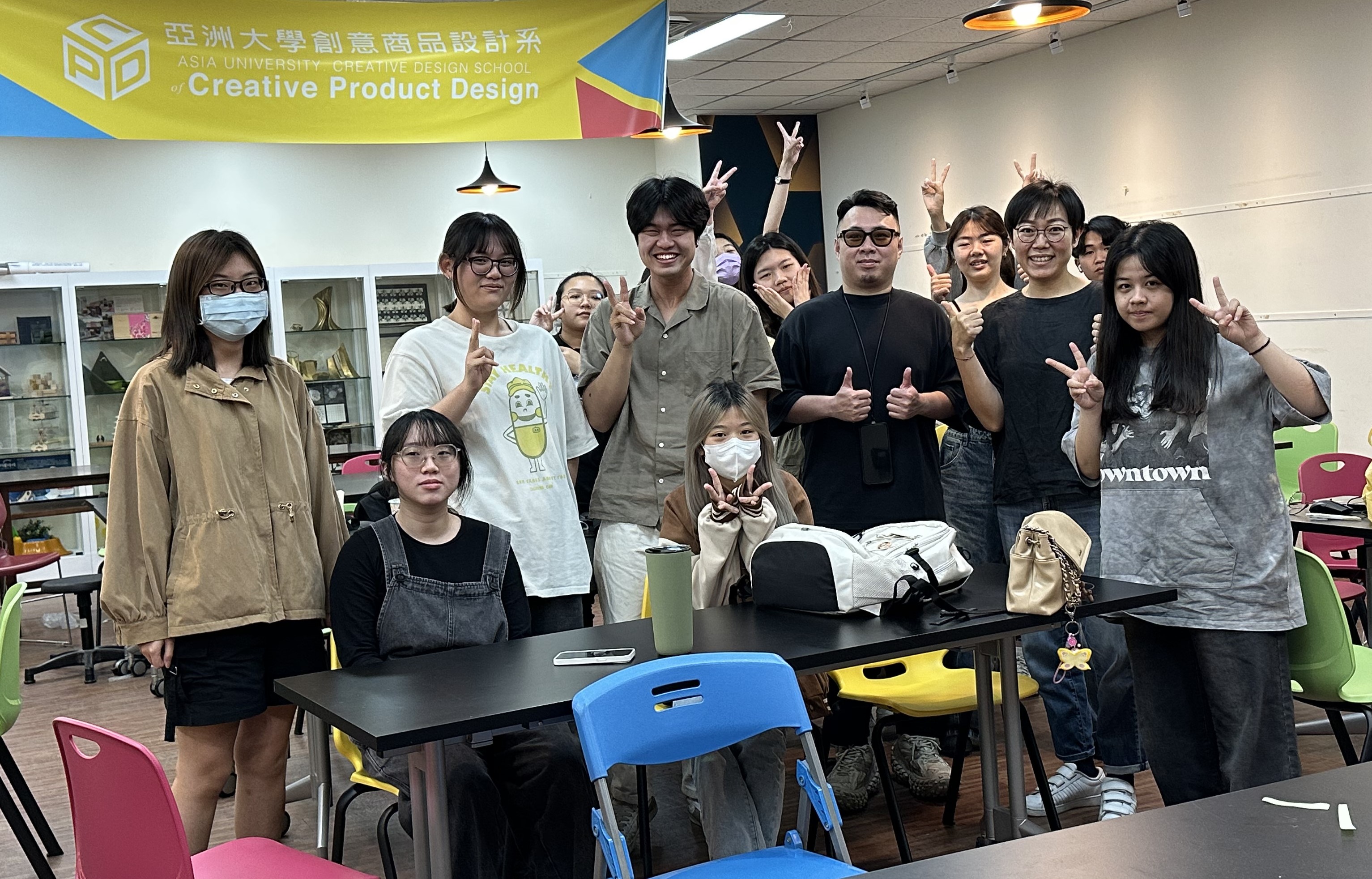 亞大商品系黃雅毓老師(2排右2)、金石山銀樓產品經理趙緯綸(2排右3),與系上同學合影。