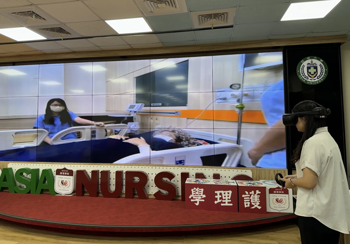亞大護理學院辦理護理職涯VR教案製作工作坊,師生協作完成5部VR教材。
