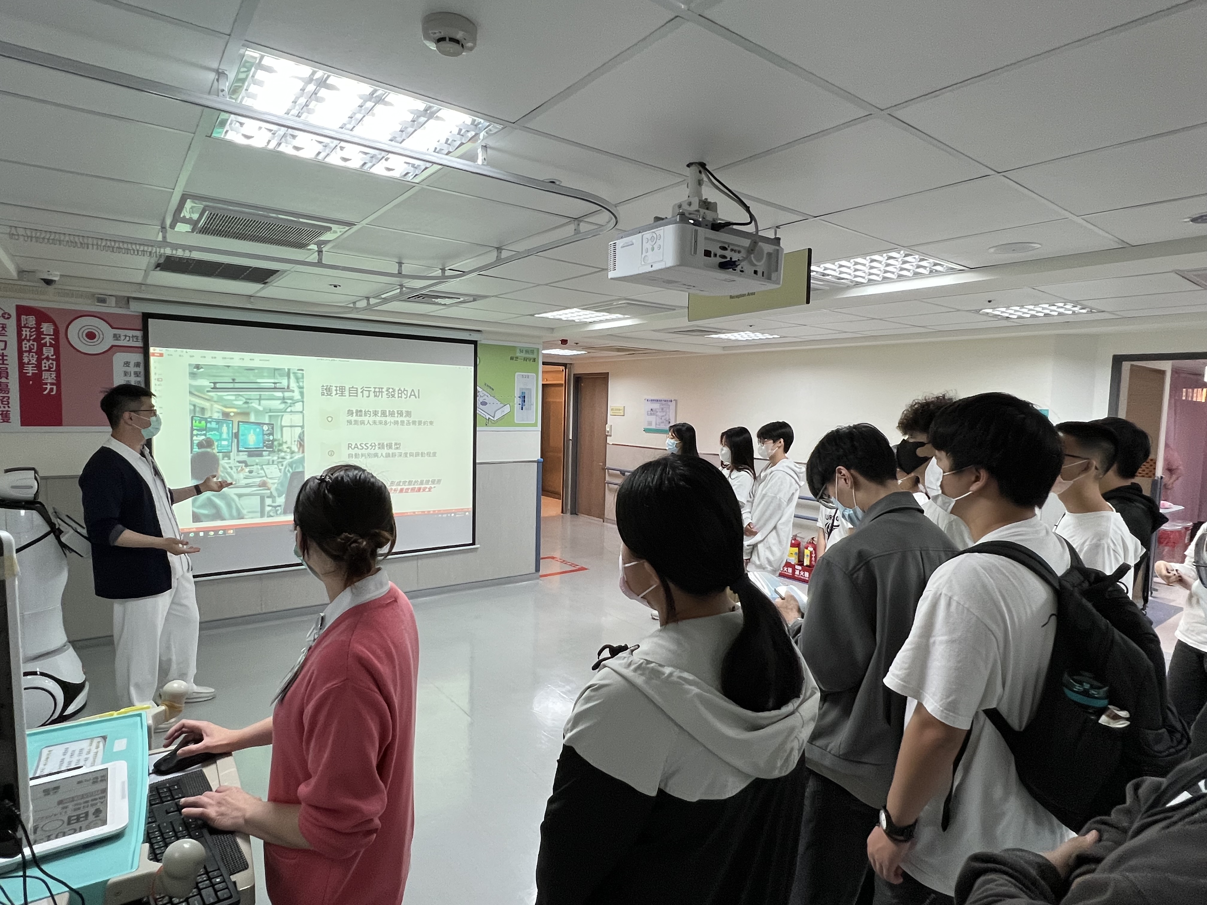 亞大護理學院由職涯導師帶同學至台中榮民總醫院參訪，由資訊護理師介紹智慧病房如何導入AI科技，以提升照護品質。