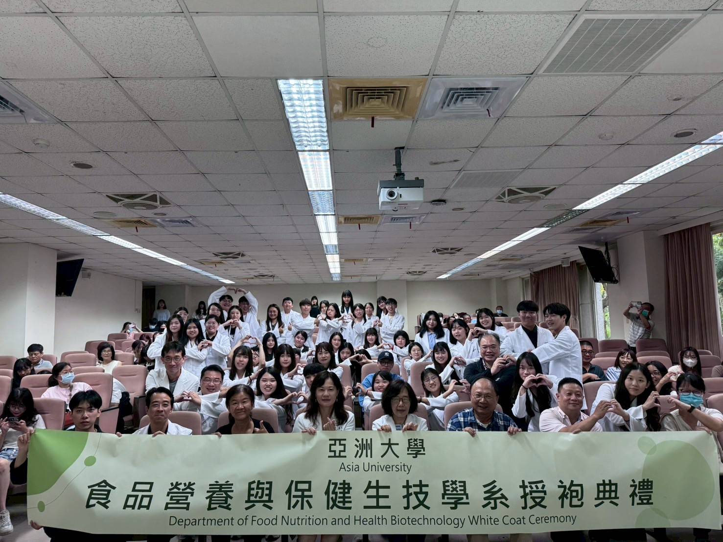 亞大保健系參與營養實習的43位同學,與系上老師合影。