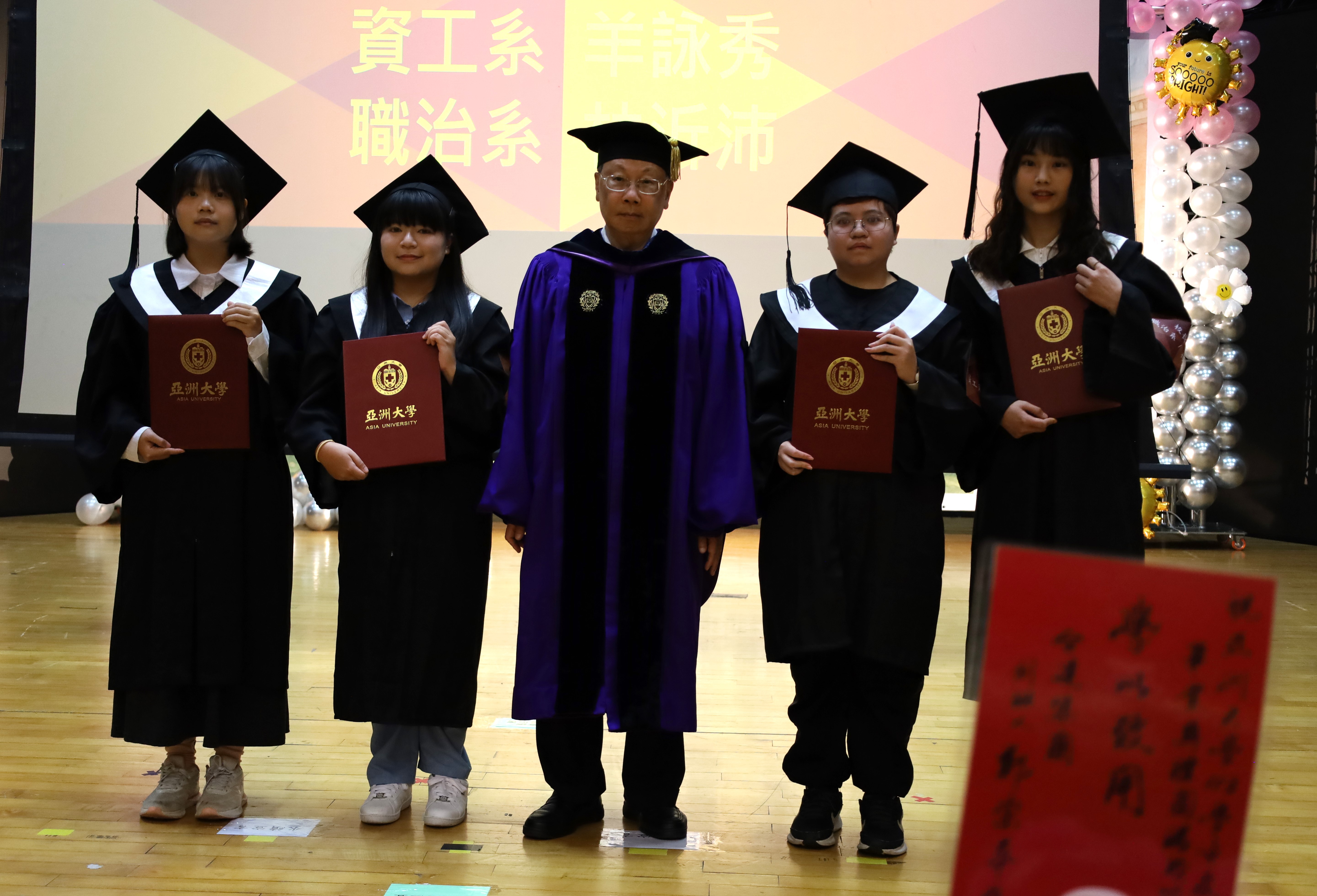 亞大校長蔡進發(中)，頒發「校長獎」。