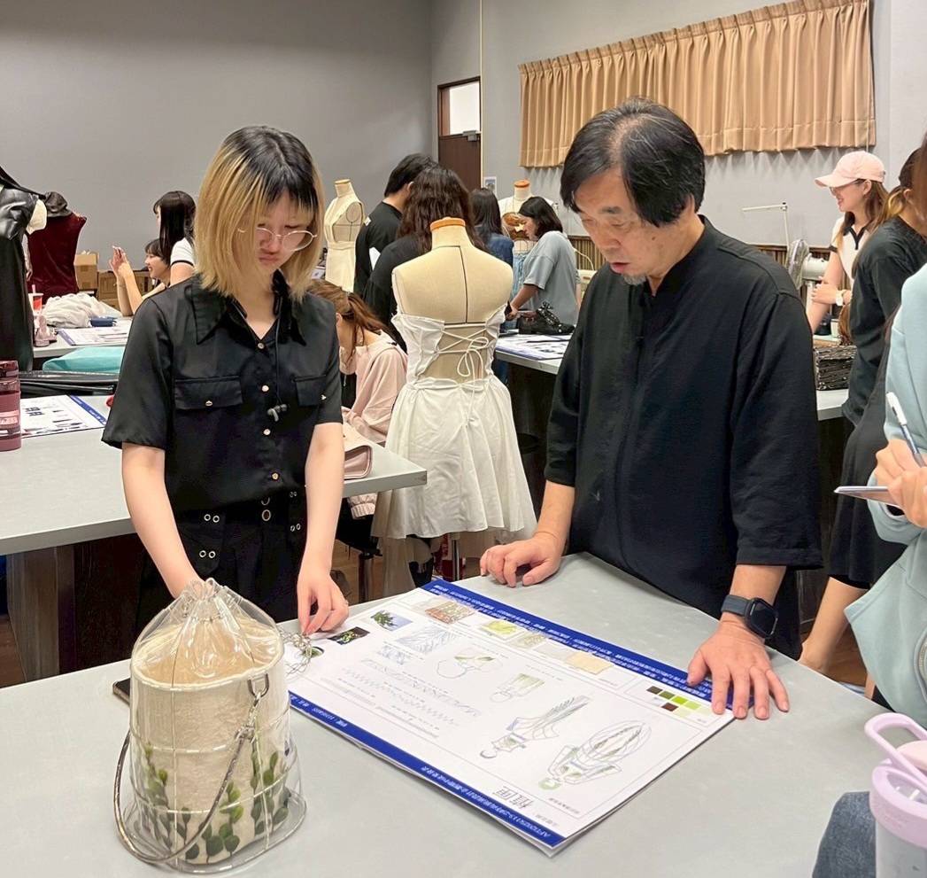 亞大時尚系服飾設計組同學,準備審查展示品,與專家交流。
