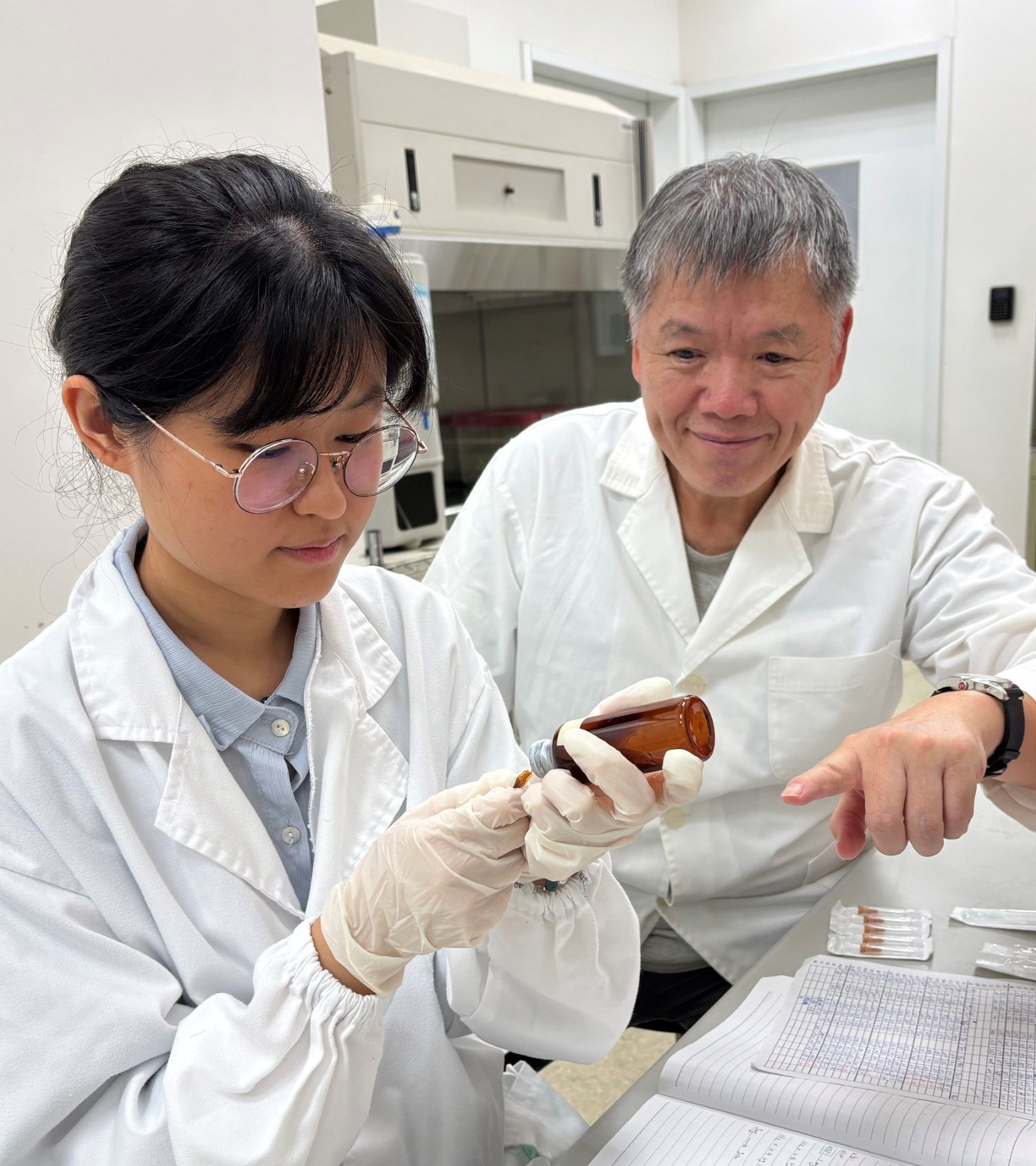 亞大心理系林郁珺同學（左），由廖瑞銘老師（右）指導進行心理藥理學實驗。此次她獲「113年大專生研究計畫」創作獎。