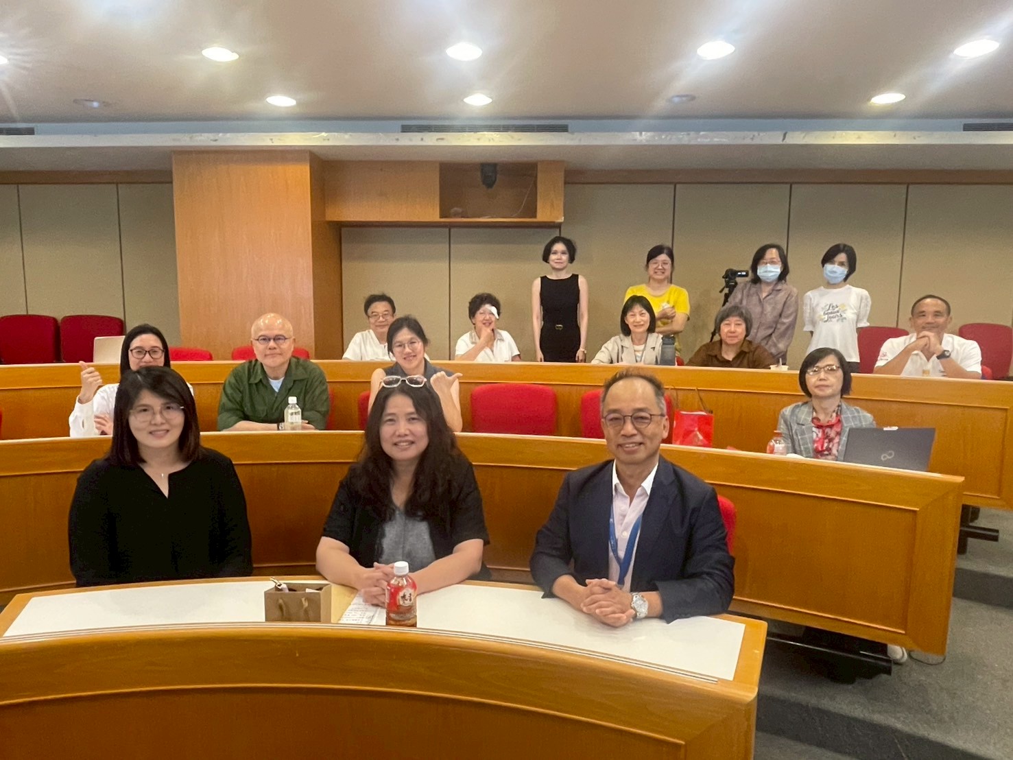 亞大語發中心主任陳淑娟(前排中)，與中醫大劉欣怡教授(前排左)、張文德教授(前排右) ，及參與學員合影。