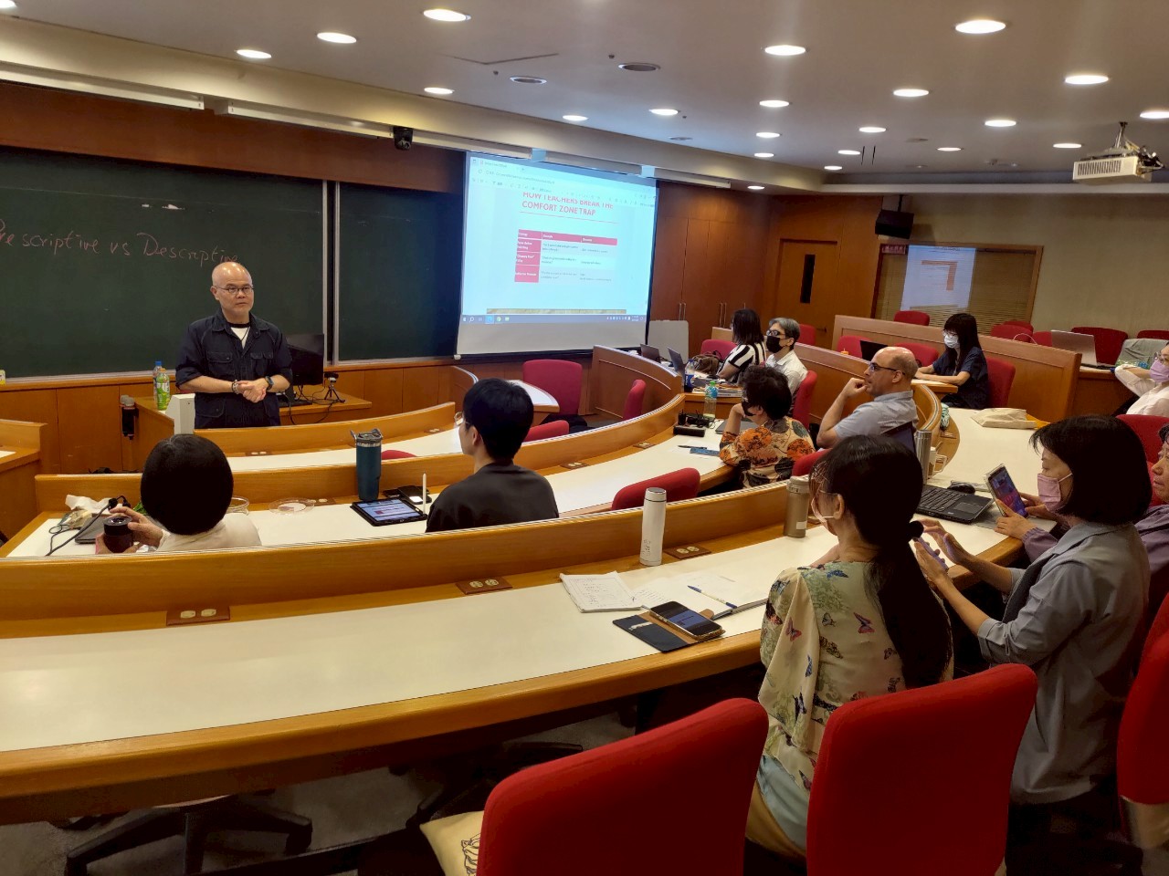 香港科技大學語文教育中心高級講師 Dr. Po Lung Li，在工作坊中與學員互動。