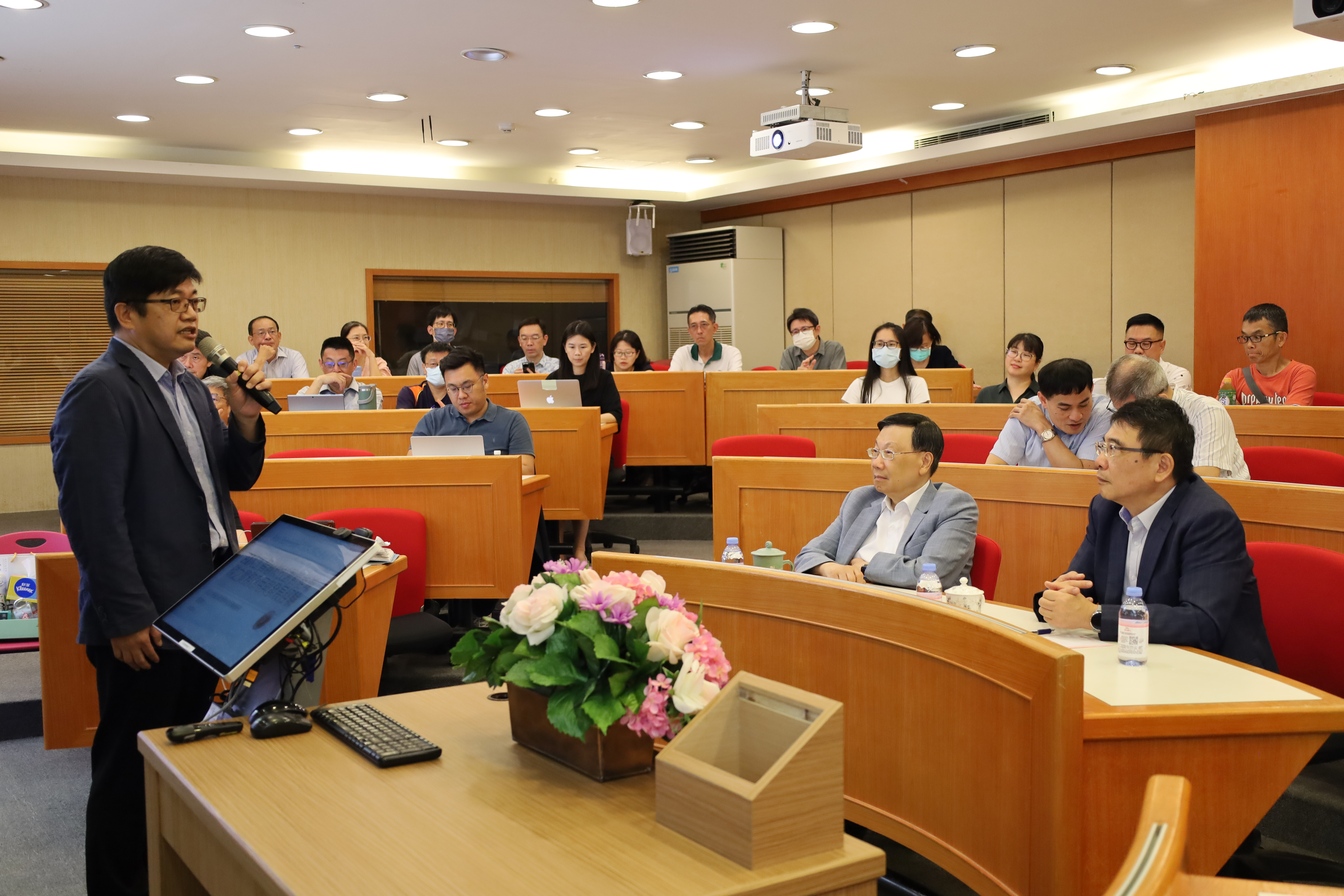 亞大總務長陳兆南(左)擔任演講引言人，向亞大校長蔡進發(中)和參與老師等，介紹淡大總務長蕭瑞祥(右)。