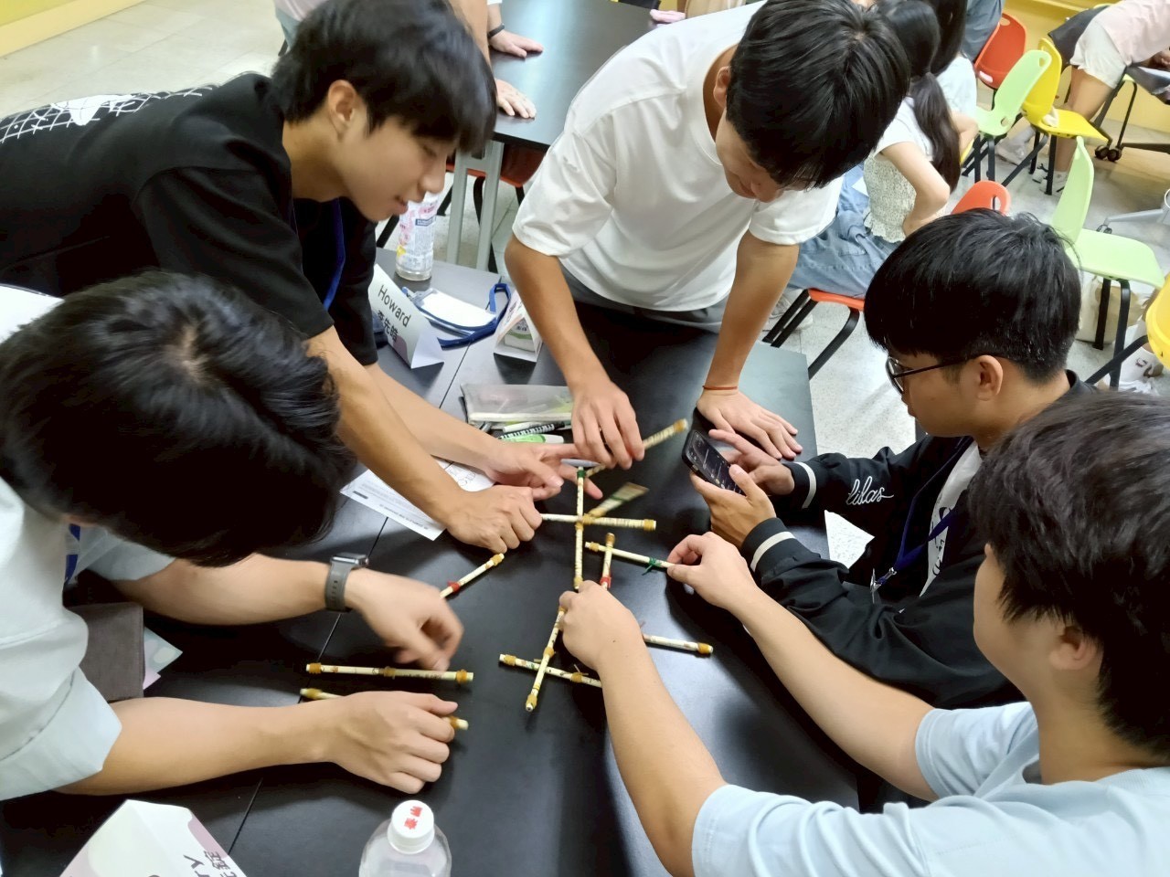 后綜高中同學分組挑戰達文西橋搭建任務,展現合作精神。