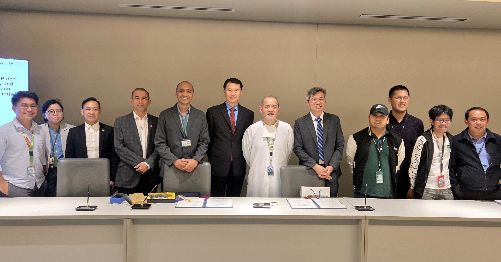 德拉薩大學校長 Br. Bernard Oca FSC(左7)、副校長 Prof. Raymond Girard Tan(左4)等,與亞大商品系主任龍希文(左6)等雙方代表合影。
