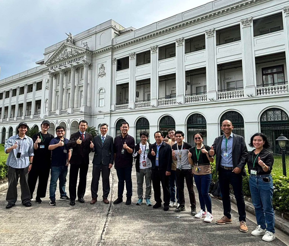 亞大商品系主任龍希文(左4)等,與菲律賓德拉薩大學師生合影。