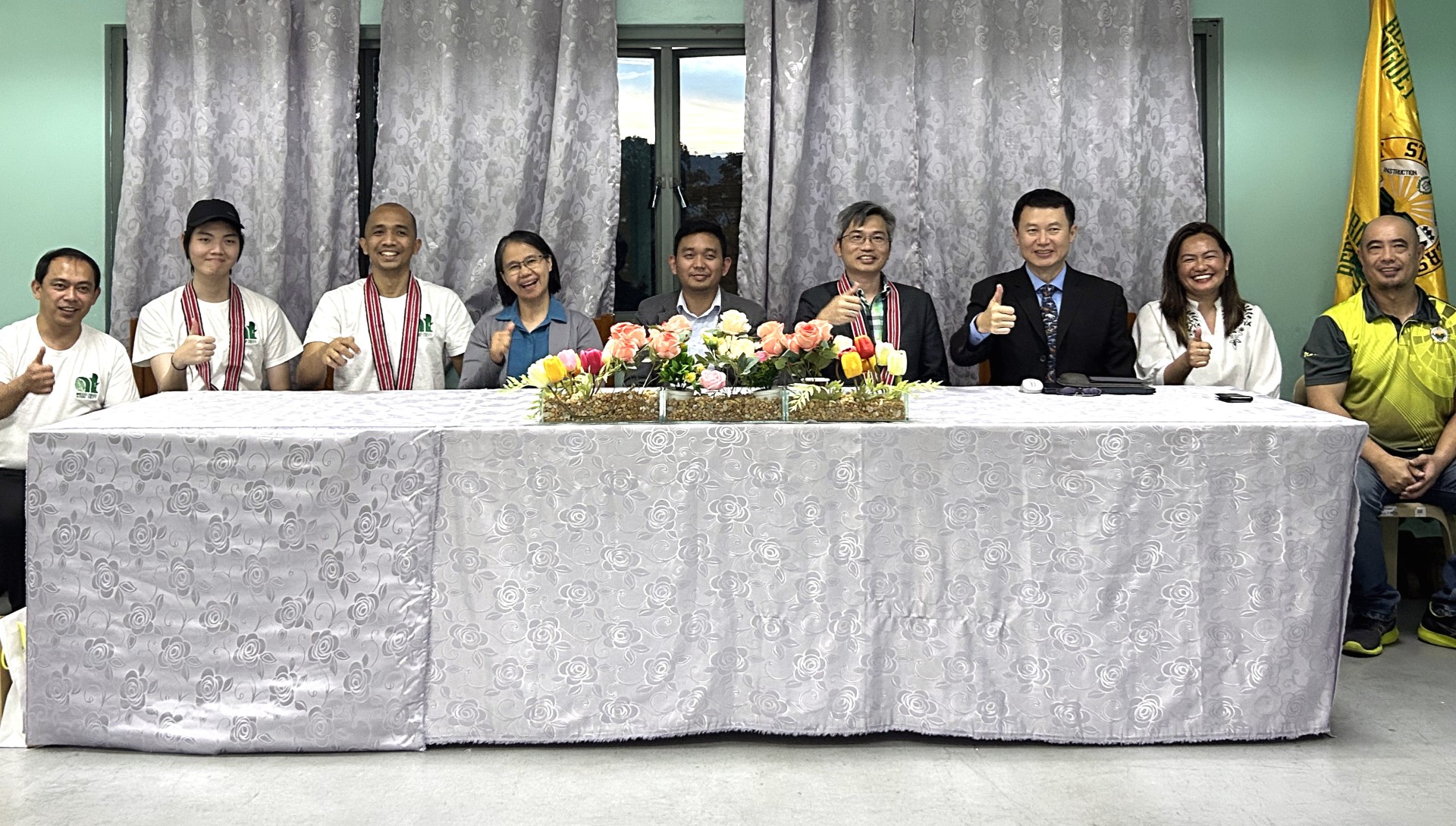菲律賓本格特州立大學副校長 Roscinto Ian C. Lumbres(右5)、國際長 Rex John G. Bawang(右1)、亞大商品系主任龍希文(右3)等,針對智慧農具等議題交流。