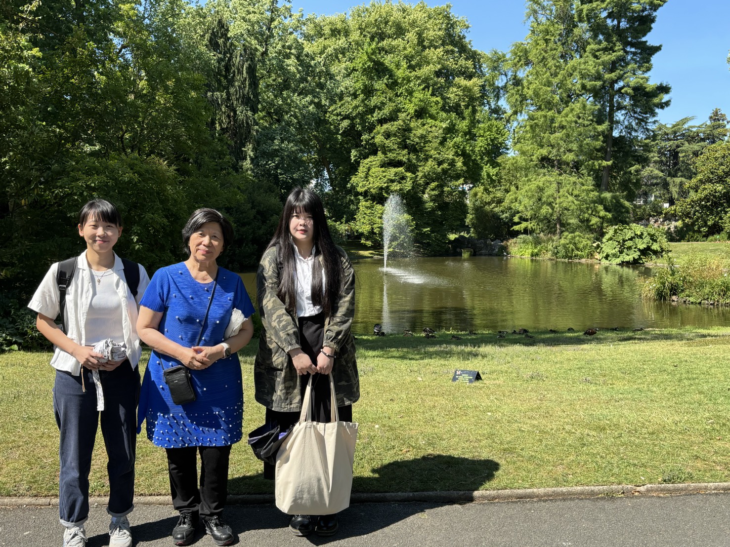 亞大副校長柯慧貞(中),帶領梁敏琪(左)、陳宜姍(右),赴法國參加「2025國際行為成癮大會」。