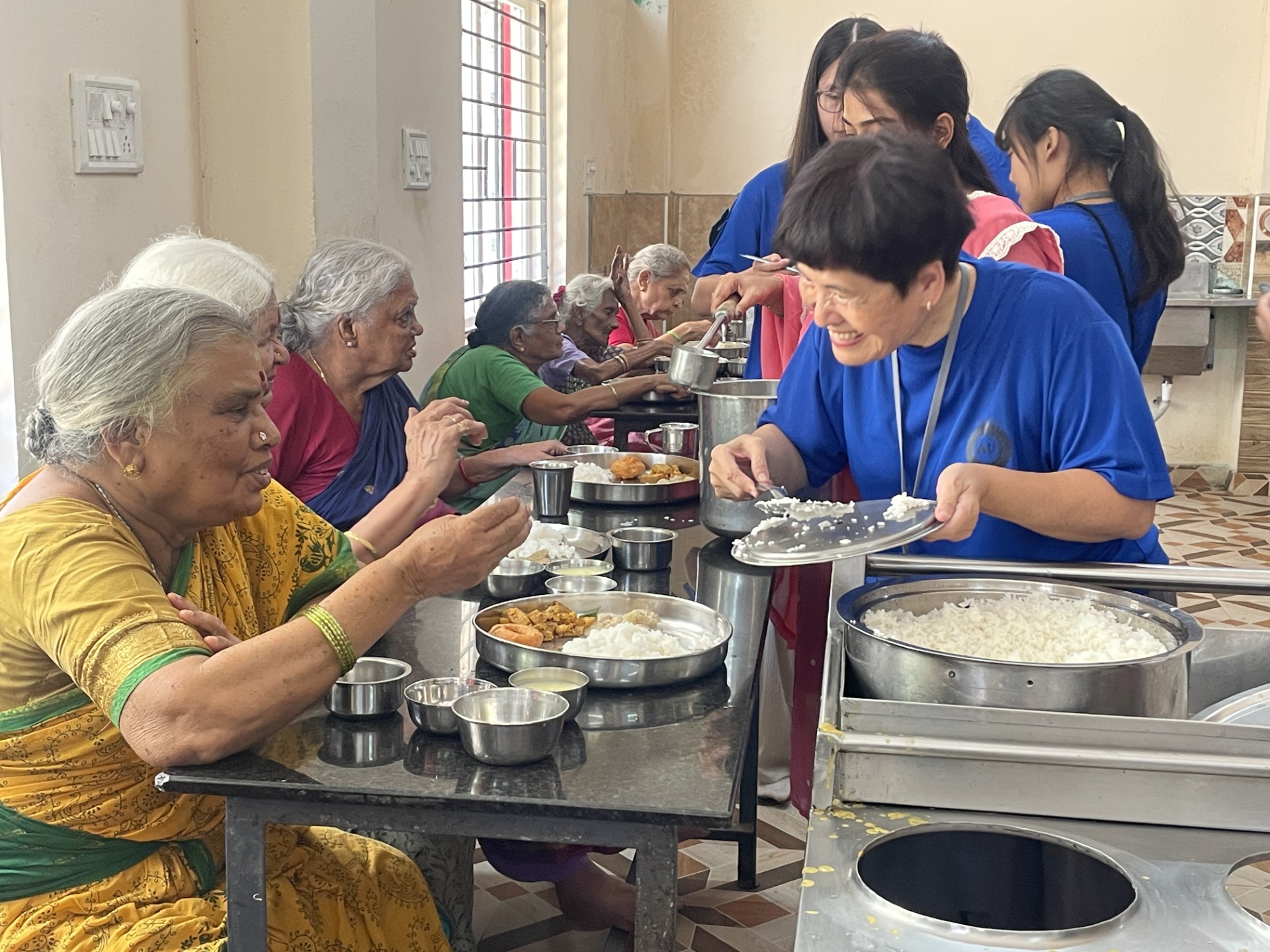 亞大志工團在Vishranthi Old Age Home老人之家,為長輩打菜。