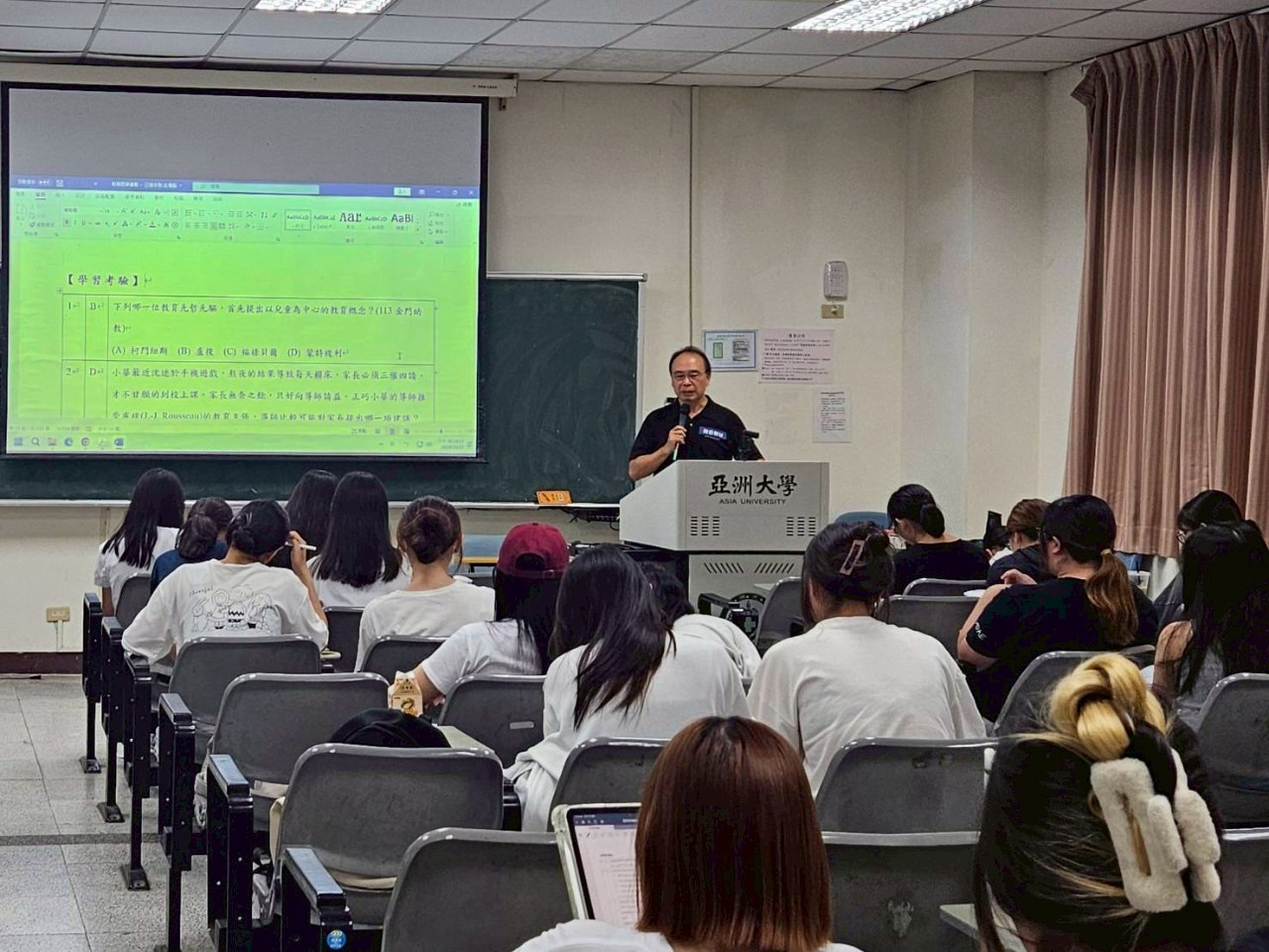 亞大幼教系開設教師檢定考證照輔導班。