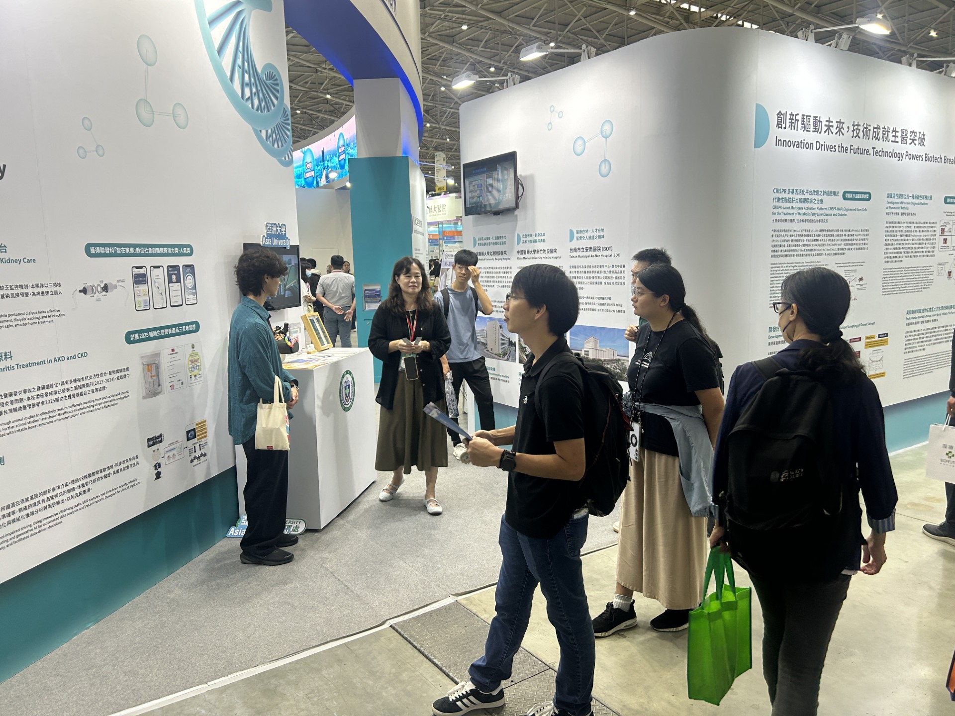 「2025亞洲生技大展」亞大攤位,吸引民眾駐足了解詢問。