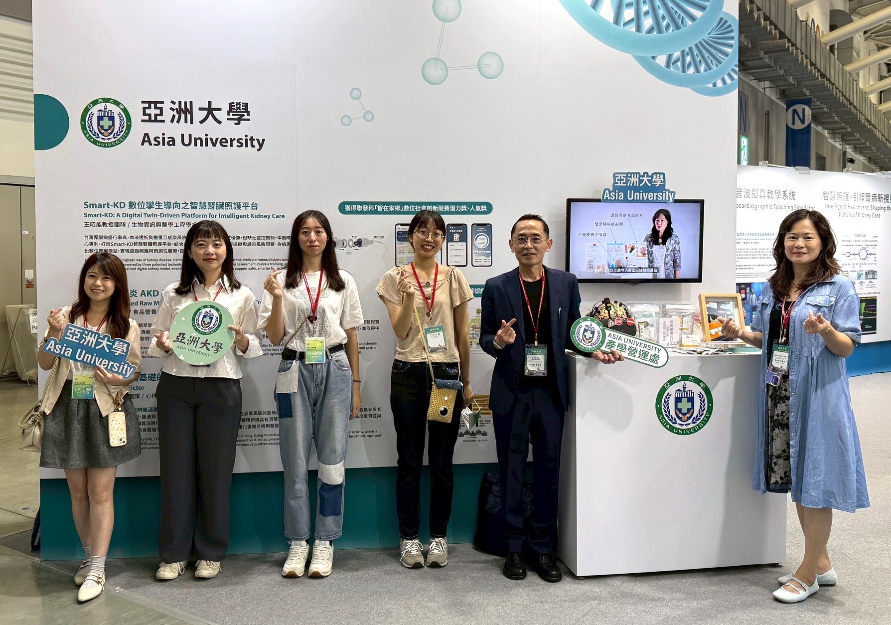 亞大創新育成中心主任林盈利(右2)、保健系主任李明明(右1)技術團隊,在「2025亞洲生技大展」合影。
