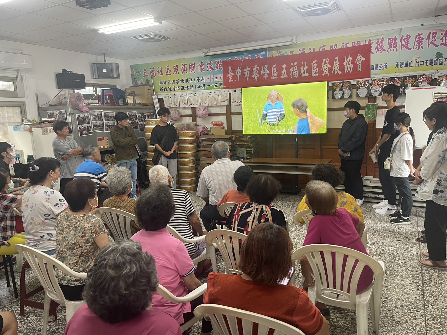 亞大資傳系同學所拍攝影片在社區公播時,吸引大批居民觀看。