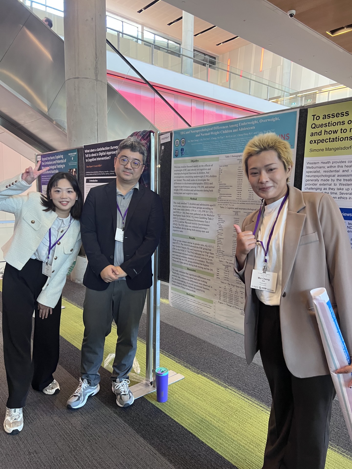 亞大心理系廖御圻老師(中),帶粘語宸(左)、許美靜(右)到澳洲布里斯發表研究論文。