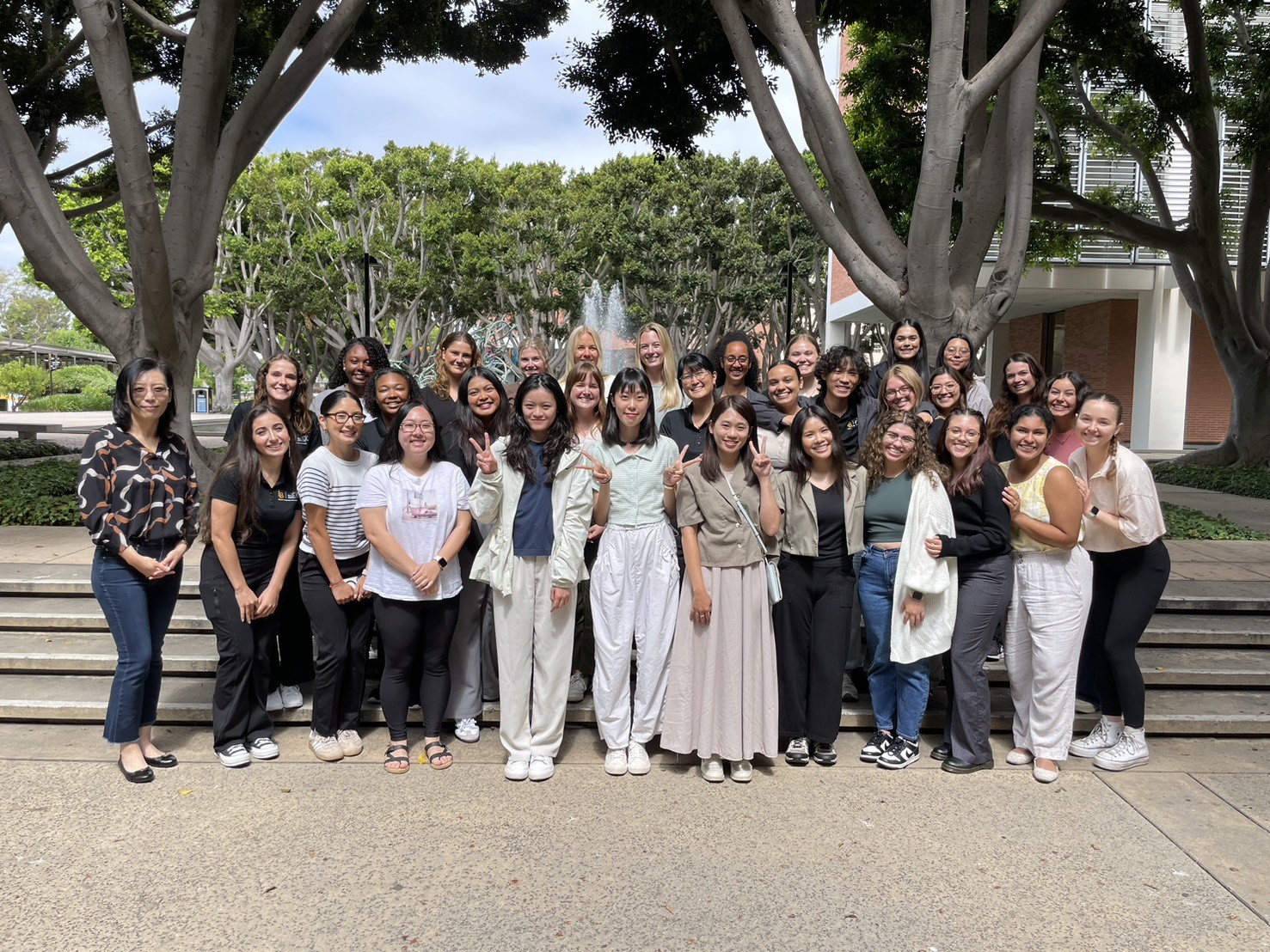 亞大聽語系3位同學，到美國加州大學長灘分校實習，與該校語言病理系主任洪佩芳(前排左1)和師生合影。