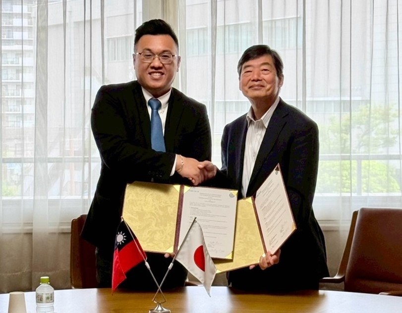 亞大產學長王昭能(左)、福岡工業大學校長村山理一(右)代表，簽署合作備忘錄。