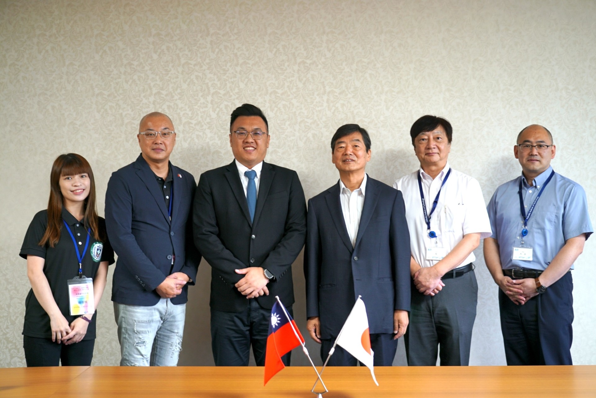 亞大、日本福岡工業大學簽署合作備忘錄，亞大產學長王昭能(左3)、亞大發明中心主任方曉瑋(左2)、福岡工業大學校長村山理一(左4)等合影。