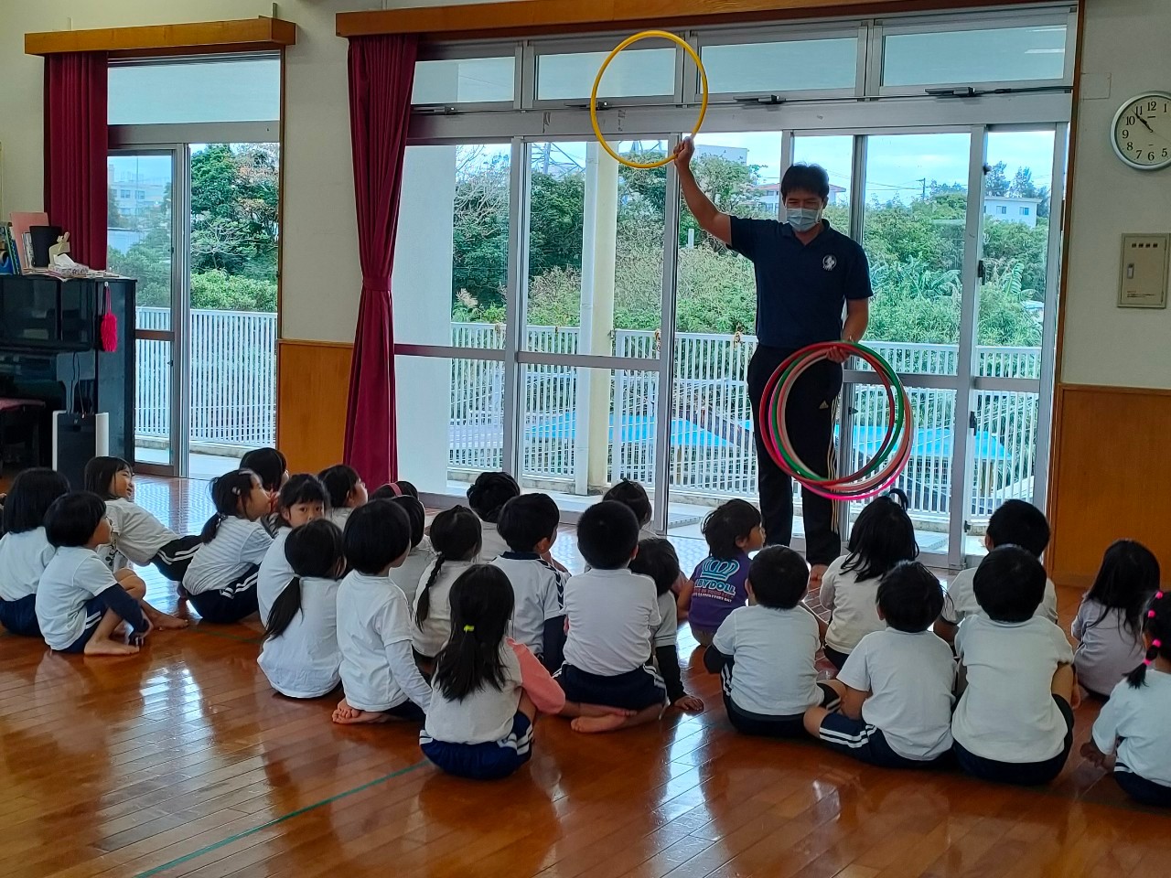 亞大幼教系傑出校友陳志鑫,在日本沖繩幼兒園帶領幼兒進行運動遊戲,現在也將帶回亞大,在台灣實踐。