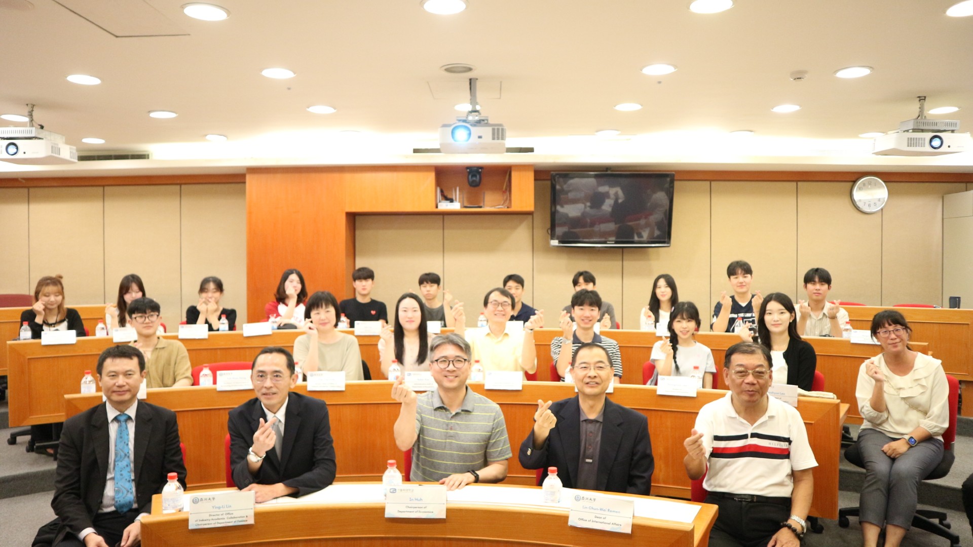 亞大國際長林君維(前排右2)、韓國天主教大學經濟系主任Prof. In Huh(前排中)和雙方師生代表合影。