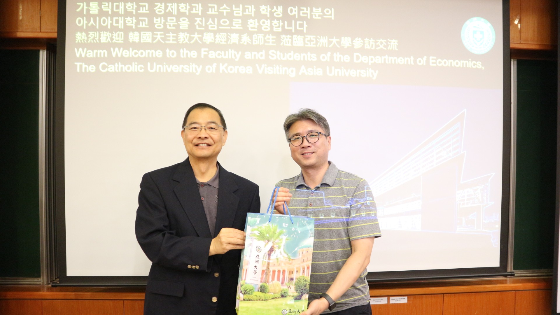 亞大國際長林君維(左)，致贈紀念品給韓國天主教大學經濟系主任Prof. In Huh(右)，象徵兩校交流友誼。 