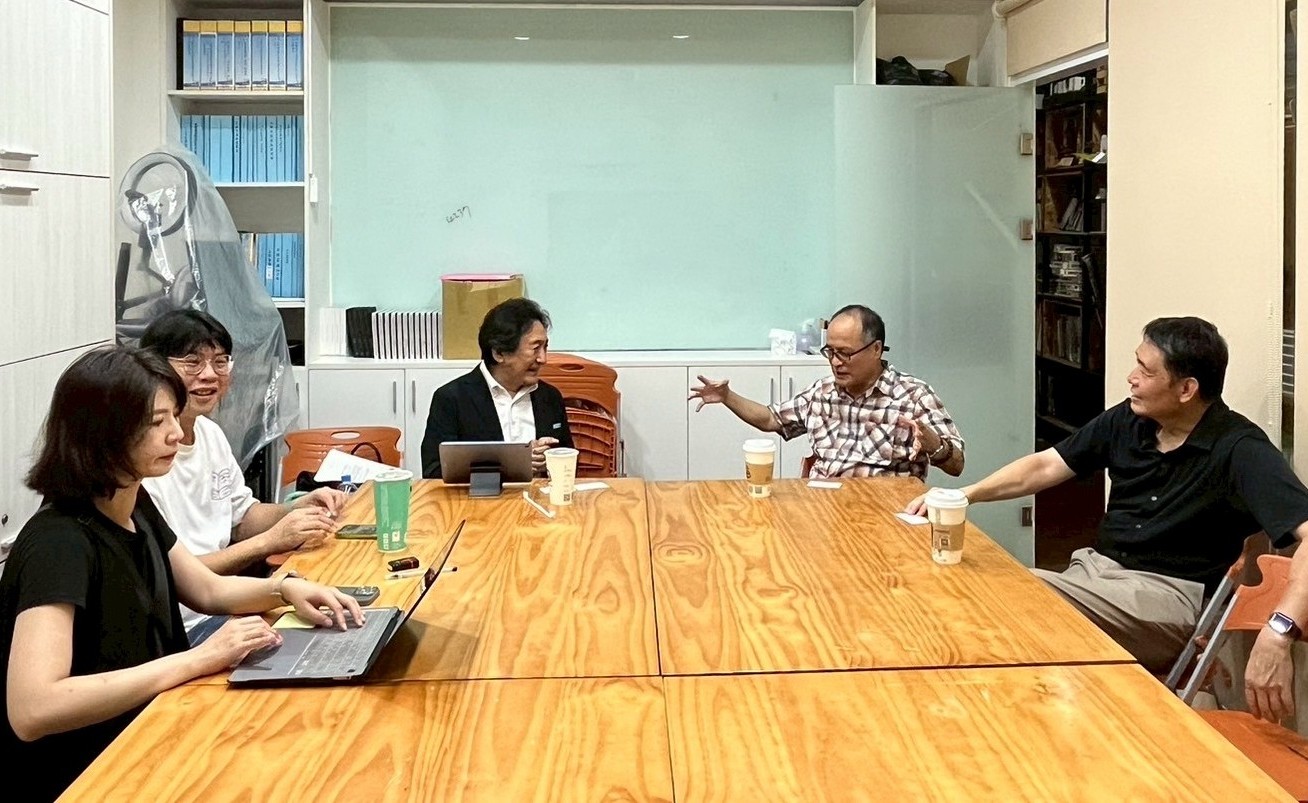 亞大創意設計學院院長姚村雄(右2)、日本千葉大學植田憲教授(右3),與設計學院團隊座談。