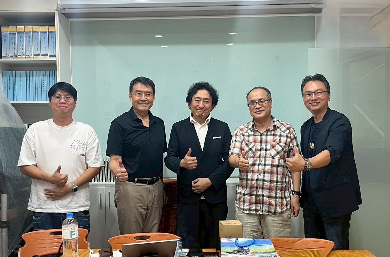 亞大創意設計學院院長姚村雄(右2)、日本千葉大學植田憲教授(中),與設計學院團隊合影。