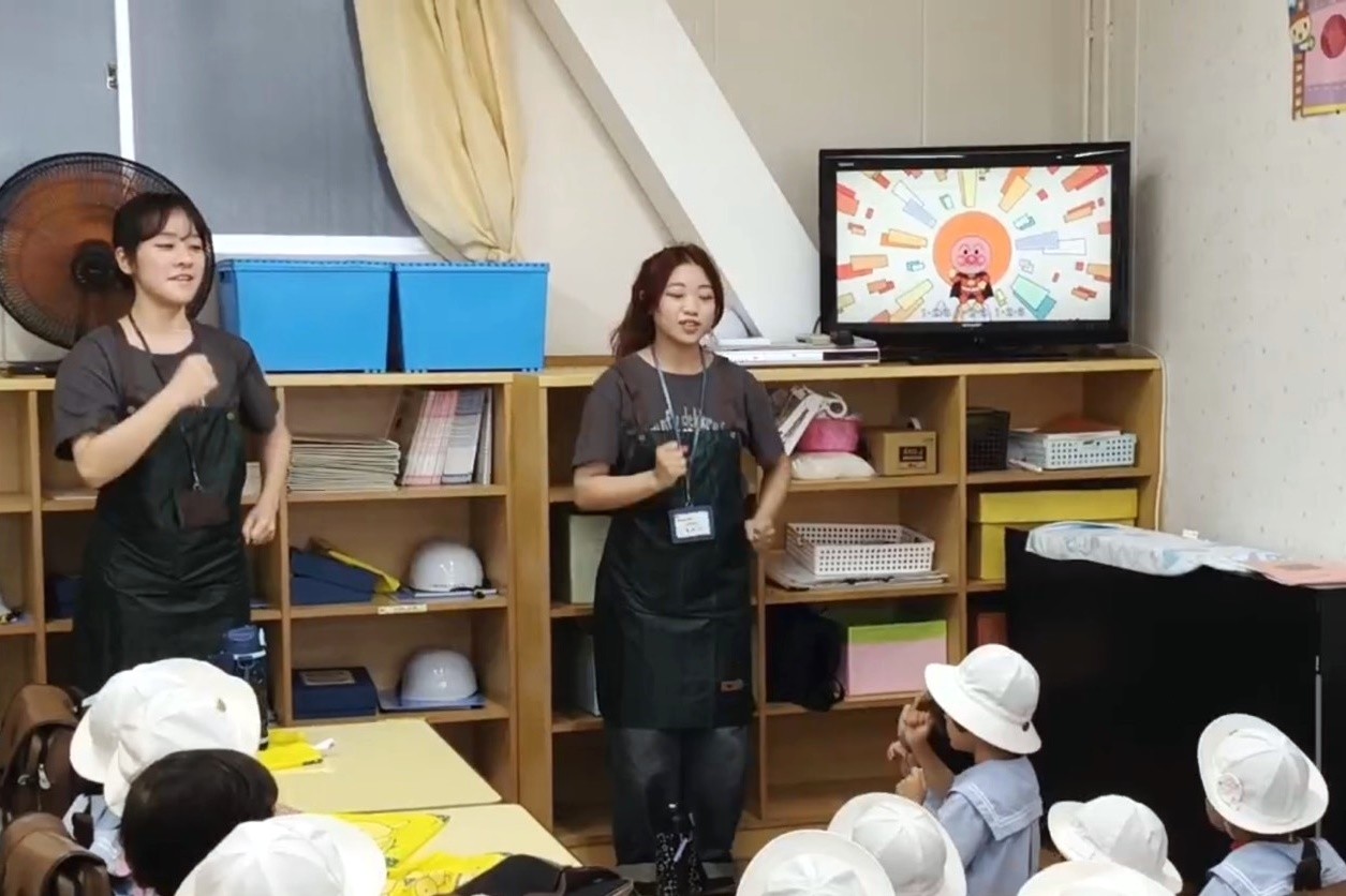 亞大幼教系高薏茜(左)、周芯萍(右)同學,在日本實習時進行手指謠教學。