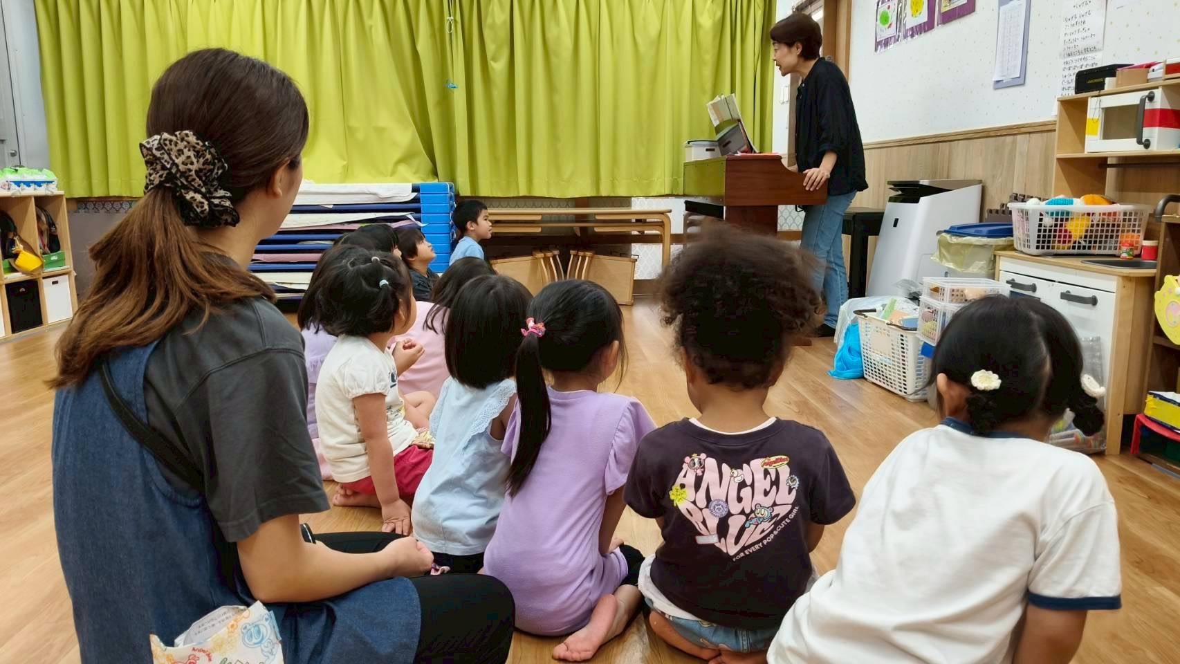 亞大幼教系高薏茜同學(左1),在日本實習時擔任幼稚園奧福音樂與律動課程助教。
